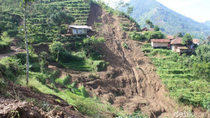 Warga Terdampak Longsor Cililin Keluhkan Minim Air Bersih